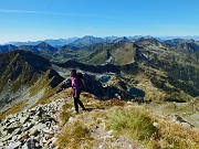 48 Scendiamo con vista sui Laghi di Porcile ed oltre 